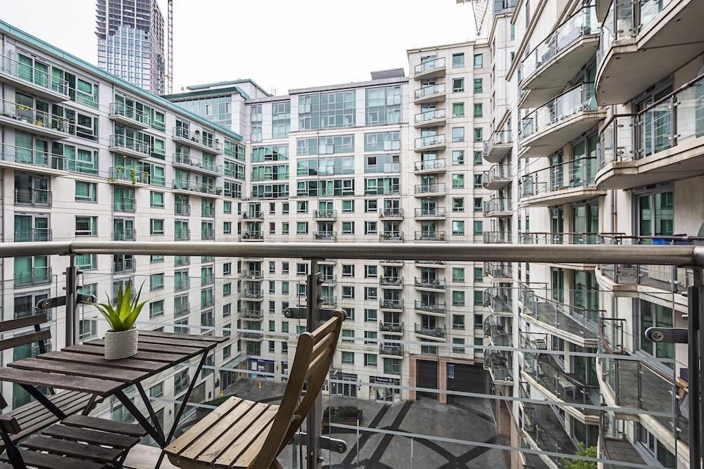Central London 2 Bed Riverside - Tap to explore photos