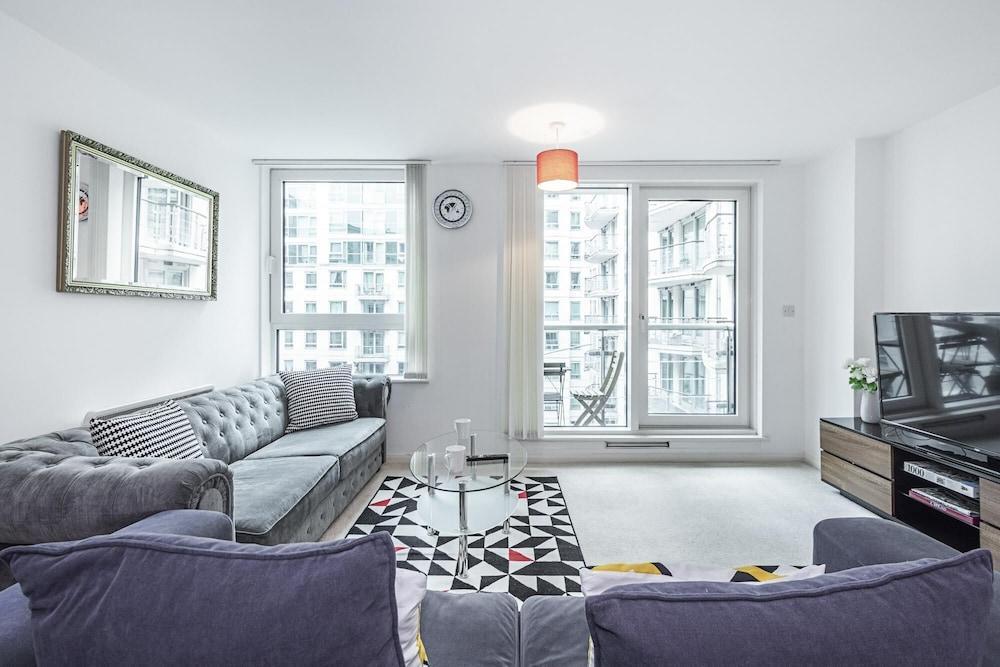 Central London 2 Bed Riverside - Tap to explore photos