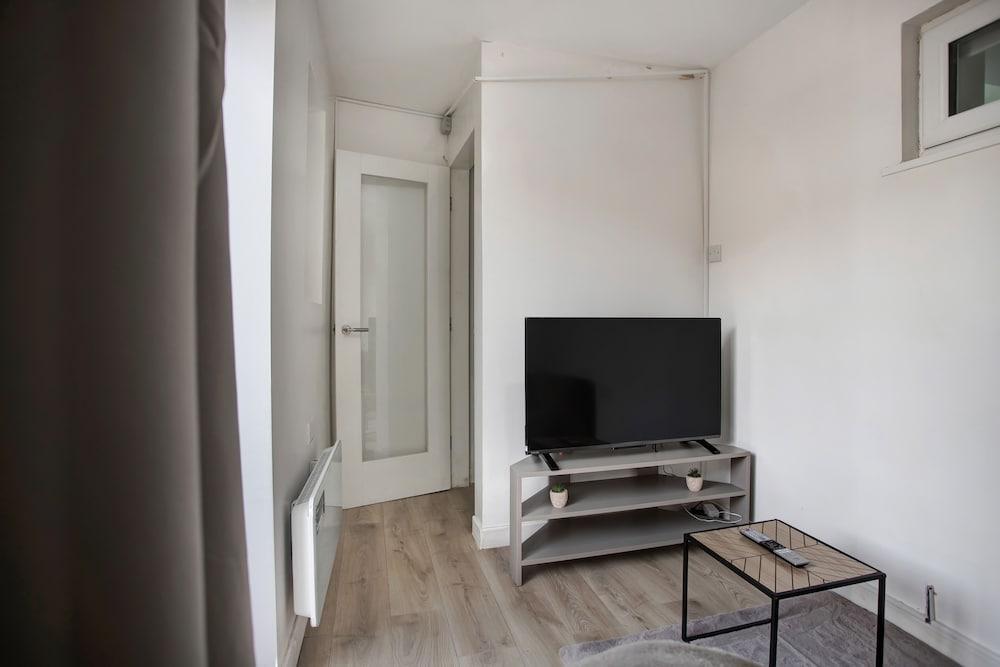 Cozy 1-bed Apartment Close to Lcy & Excel - Tap to explore photos