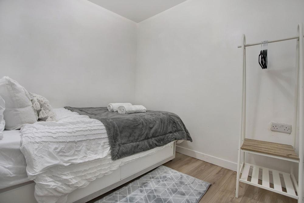 Cozy 1-bed Apartment Close to Lcy & Excel - Tap to explore photos