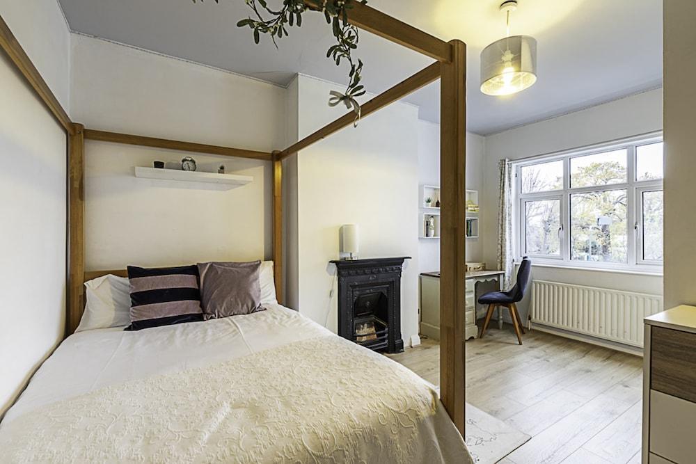 Gorgeous 4-bed Home With a Fireplace and Terrace - Tap to explore photos