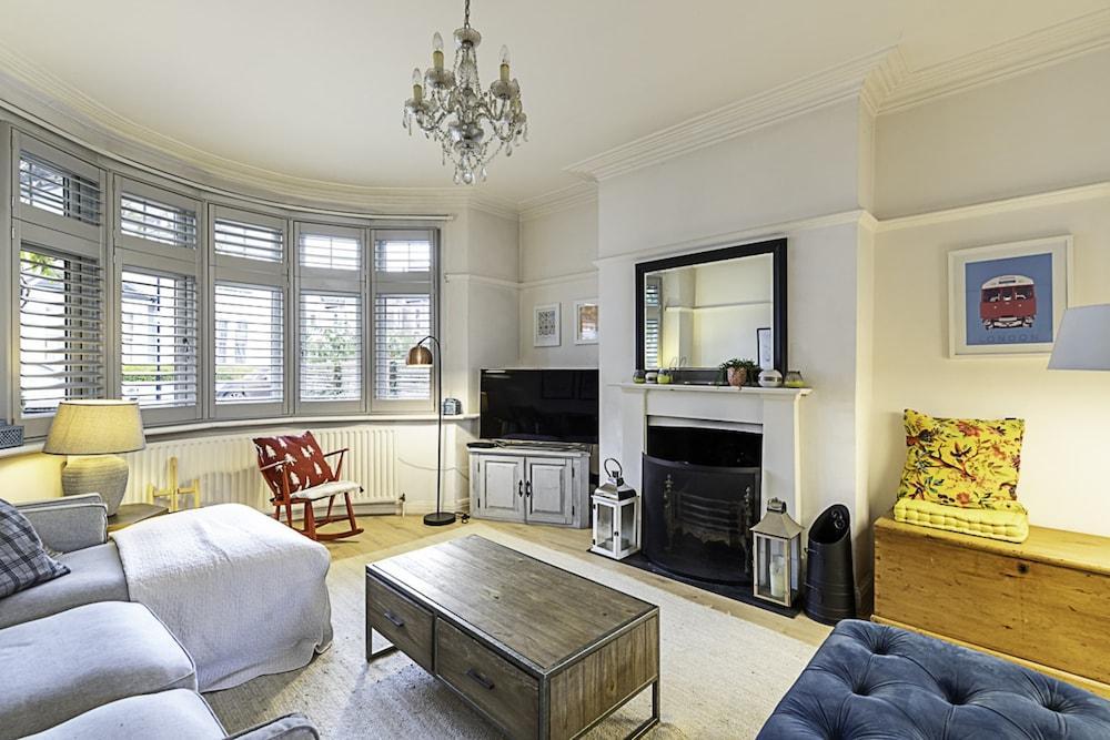 Gorgeous 4-bed Home With a Fireplace and Terrace - Tap to explore photos