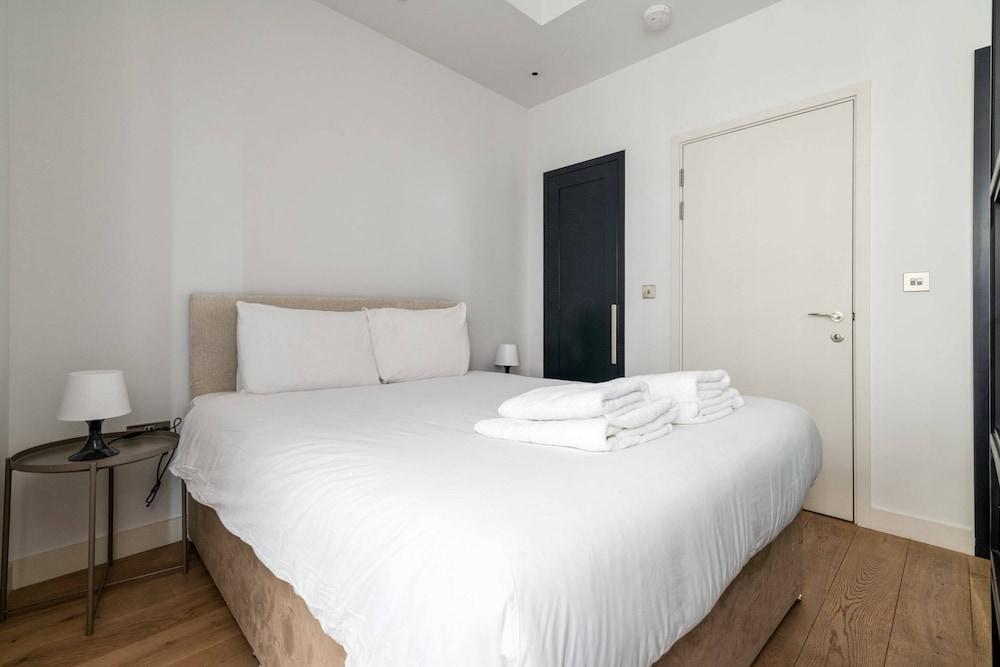 Modern Canning Town Studio - Tap to explore photos