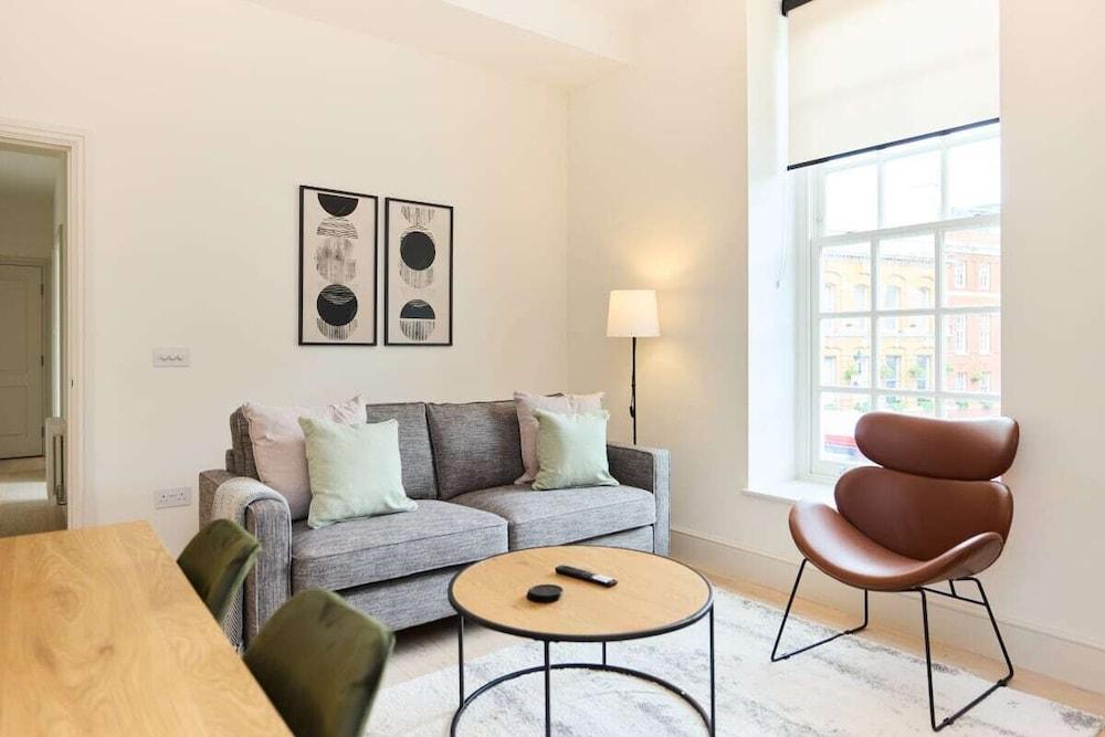 The East London Mile Crib - Bright 2bdr Flat - Tap to explore photos
