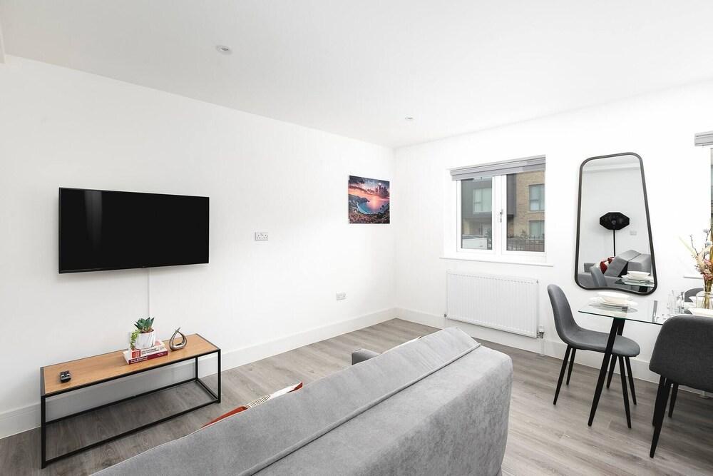 Skyvillion -vineyard Court- Enfield 1-bed Wgarden - Tap to explore photos