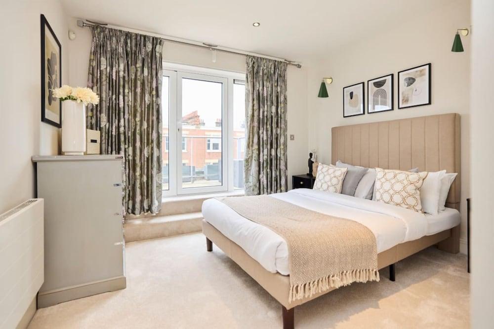 The Battersea Park Place - Amazing 2bdr Flat With Terrace - Tap to explore photos