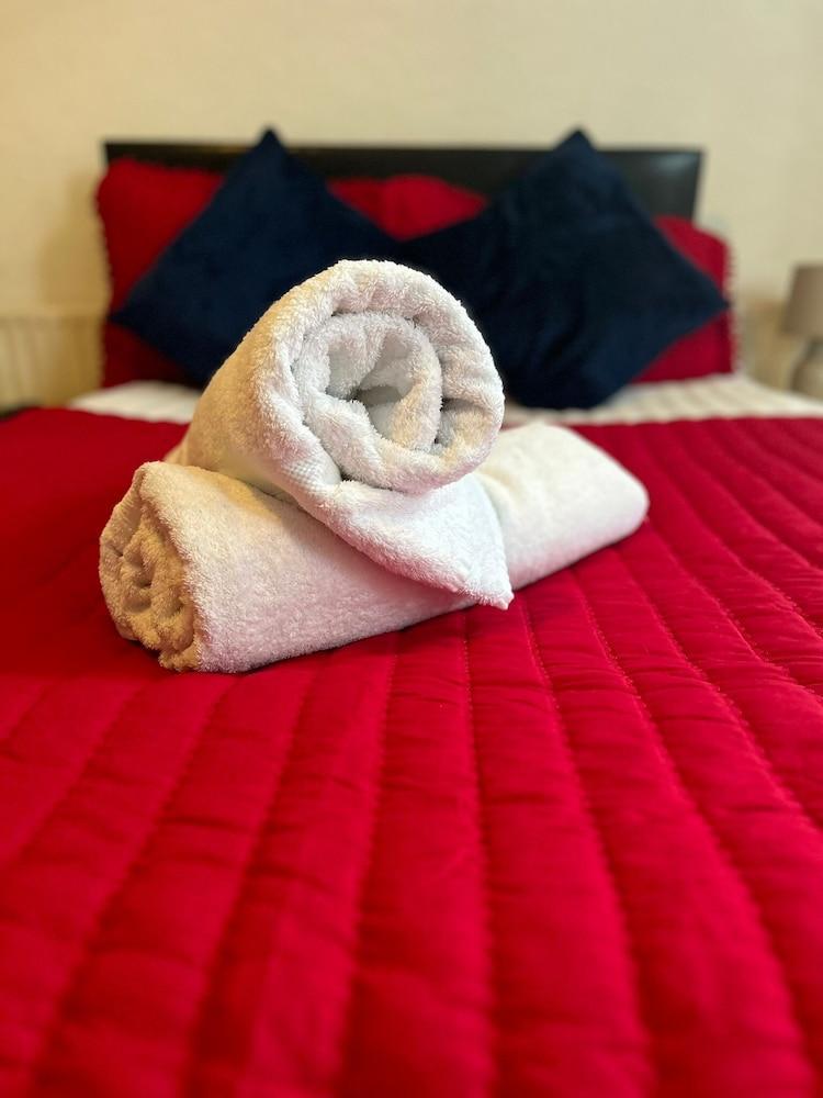 Balham Double Deluxe Room 1 - Tap to explore photos