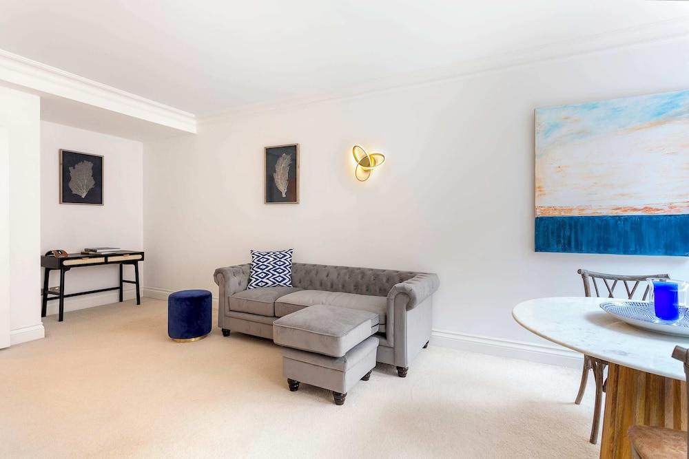 Fabulous Westminster Flat - Tap to explore photos