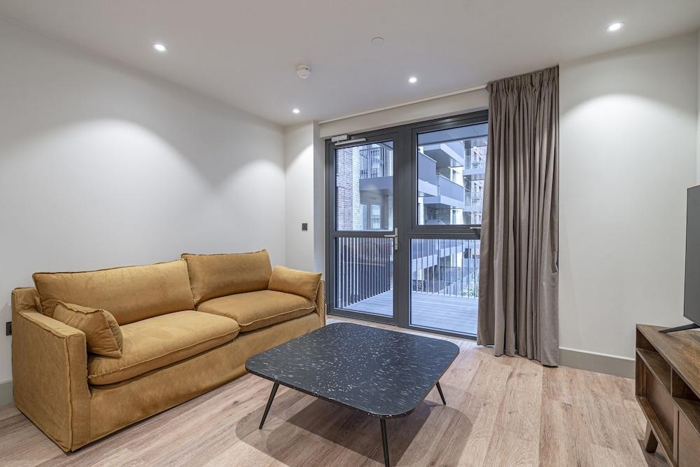 Smart North London Apartment - Tap to explore photos