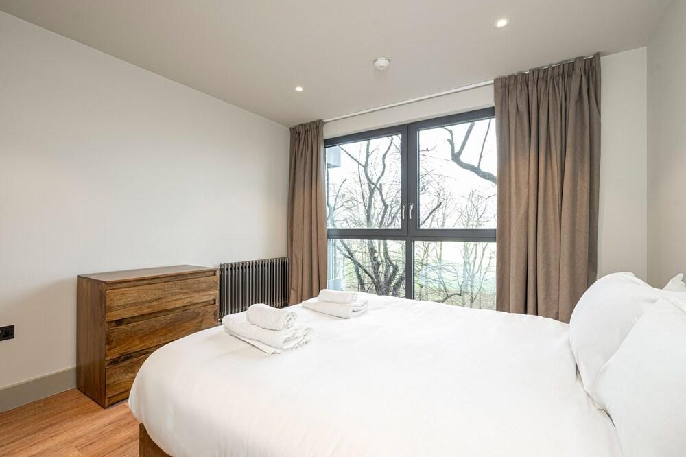 Smart North London Apartment - Tap to explore photos