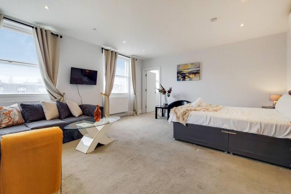 Fabulous Deluxe King Studio With Air-conditioning - Tap to explore photos