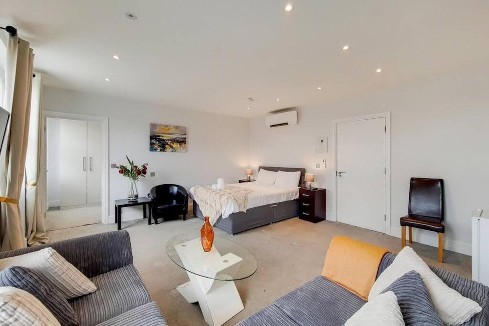Fabulous Deluxe King Studio With Air-conditioning - Tap to explore photos