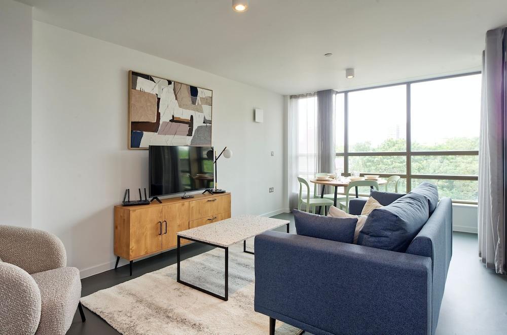 Fabulous Two-bedroom Apartment in Poplar - Tap to explore photos
