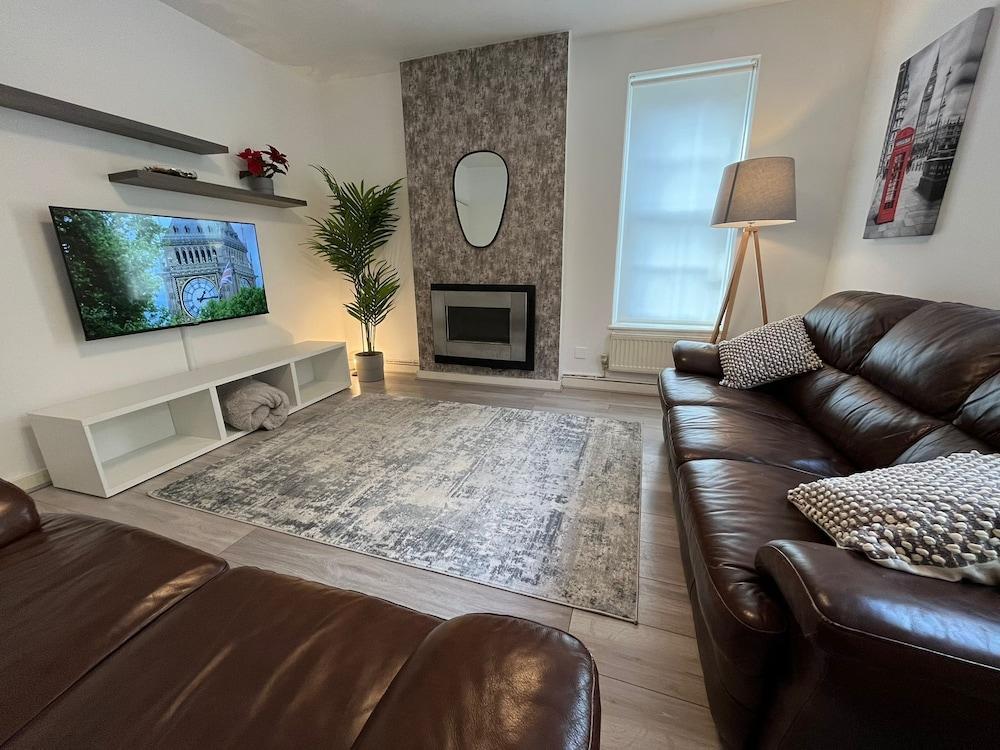 Elegant 3 Bedroom Flat with Garden Oasis - Tap to explore photos