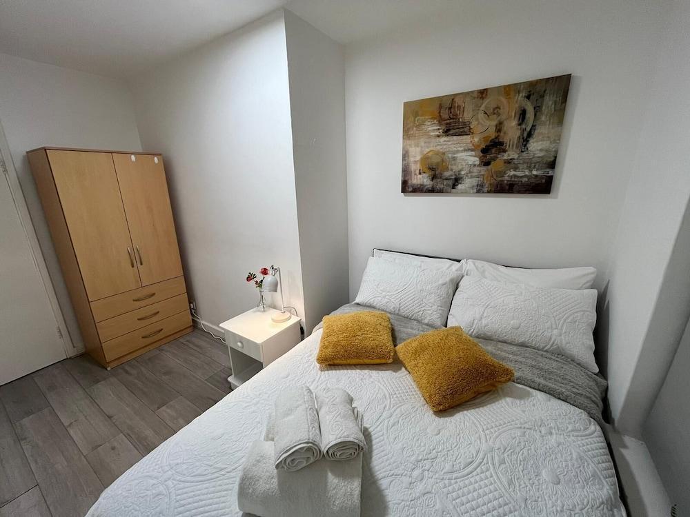 Elegant 3 Bedroom Flat with Garden Oasis - Tap to explore photos