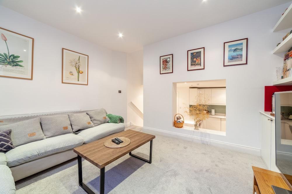 Beautiful & Spacious Flat with Patio - Tap to explore photos