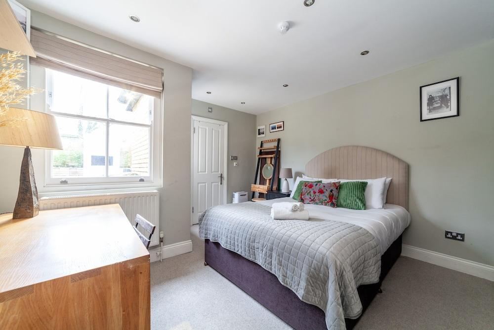 Beautiful & Spacious Flat with Patio - Tap to explore photos