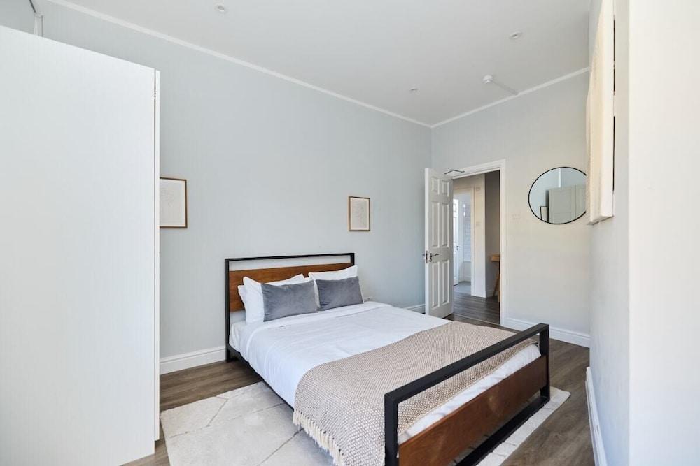 The Fulham Secret - Classy 5bdr Apartment - Tap to explore photos