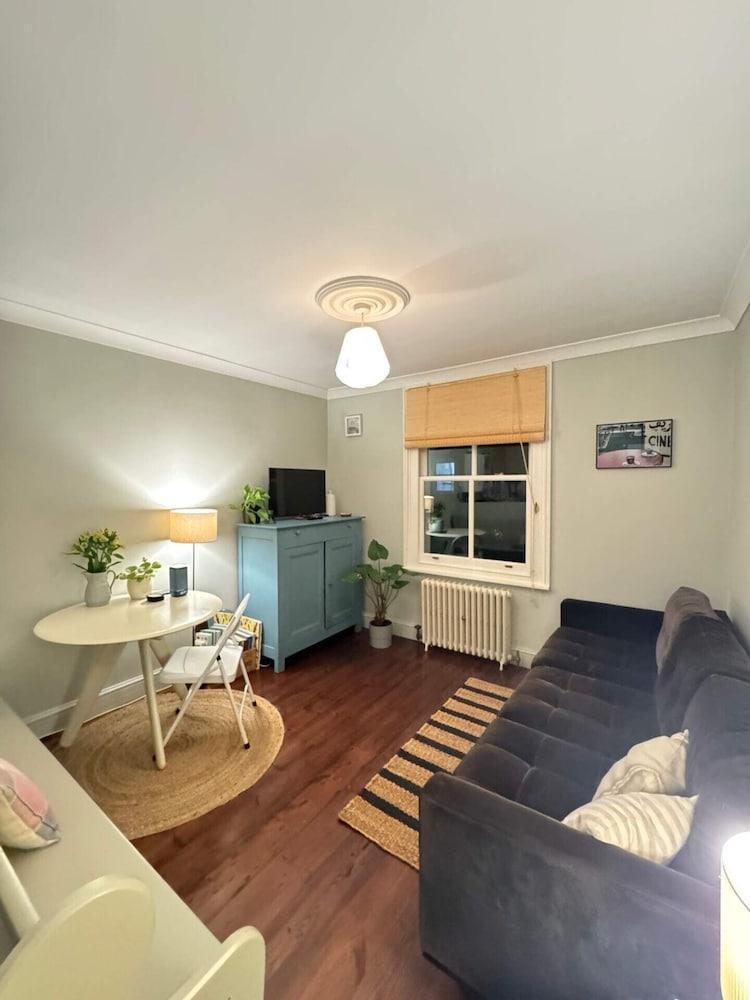 Cosy & Charming 1BD Flat Kensal Rise, London! - Tap to explore photos