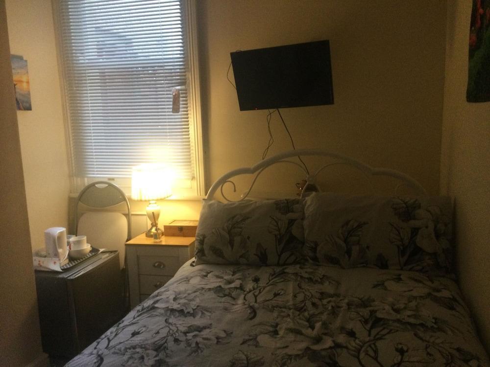 TDM Bachelot Lettings Ltd - Tap to explore photos
