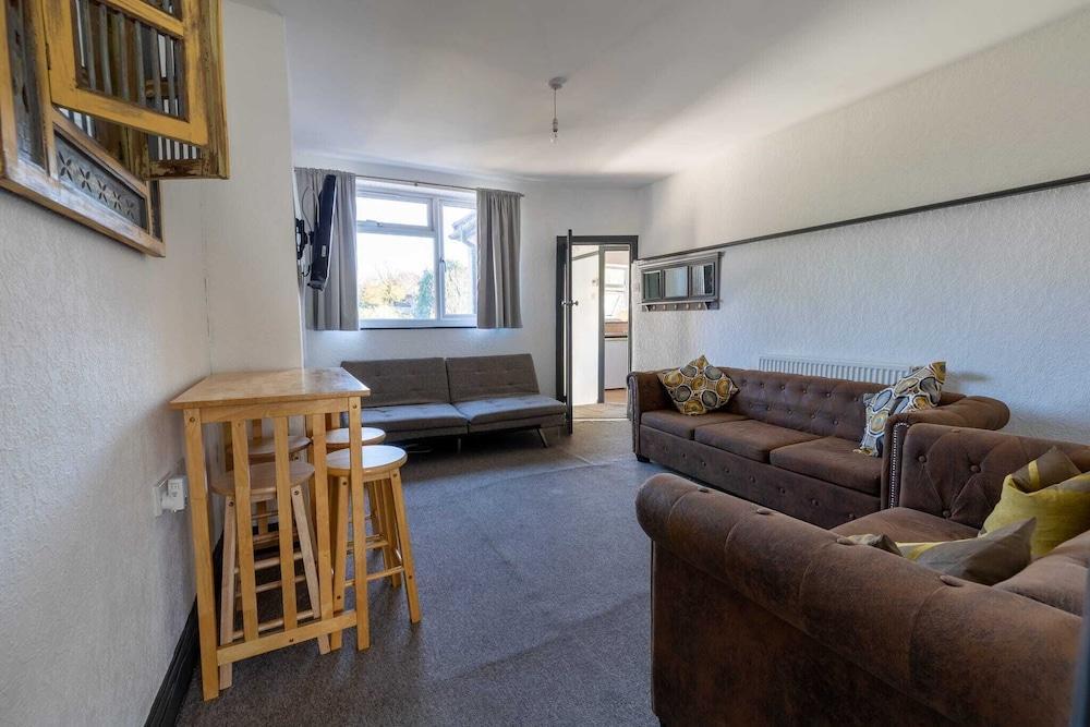 Beautiful 2-bed Apartment in Dartford - Tap to explore photos