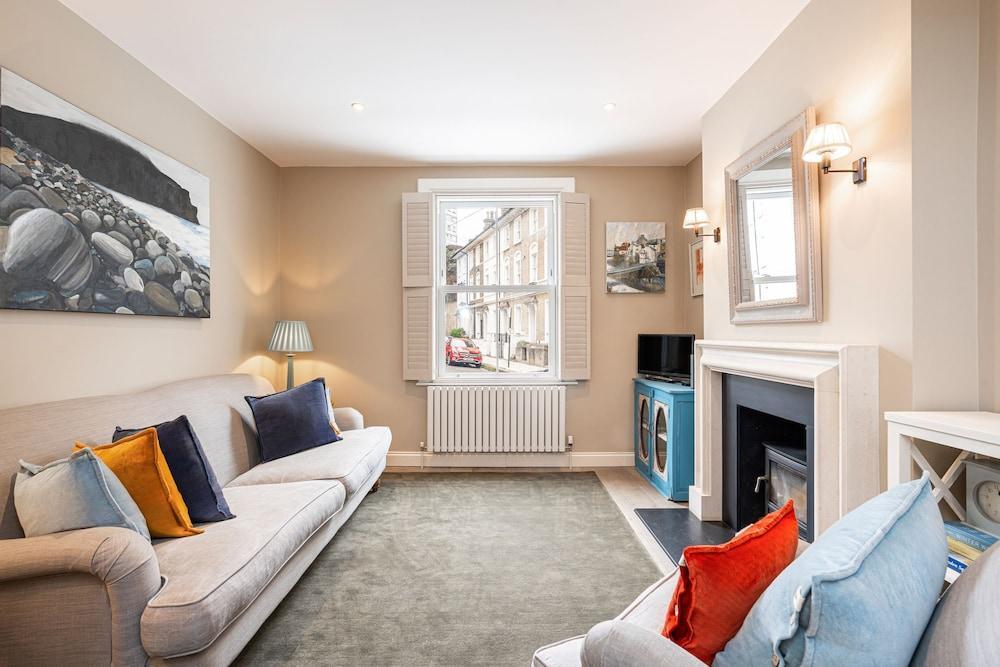 Lovely Battersea Home by Underthedoormat - Tap to explore photos