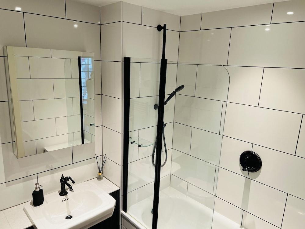Homely 2-bed Apartment With Stunning Views Wembley - Tap to explore photos