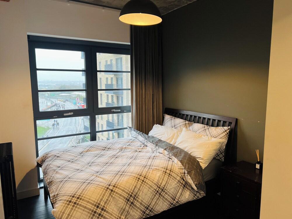 Homely 2-bed Apartment With Stunning Views Wembley - Tap to explore photos