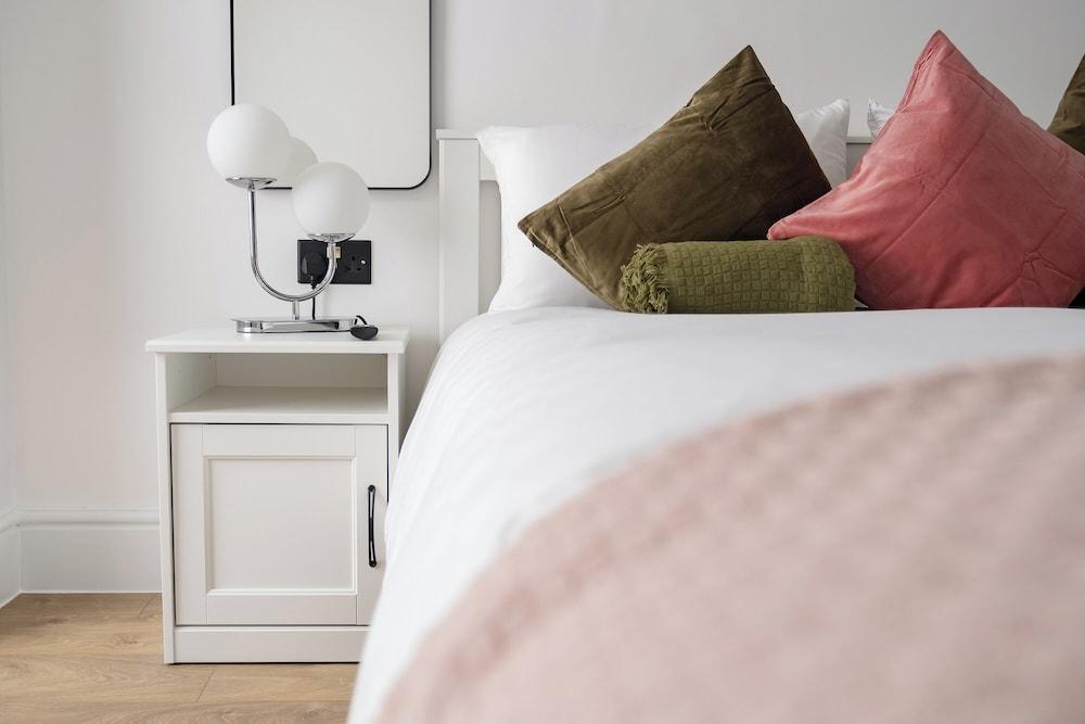 Luxury Large Apartment in Central London - Tap to explore photos