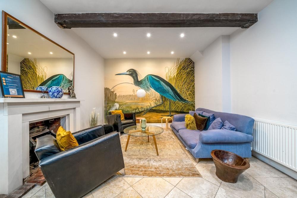 JOIVY Charming House in Kensington - Tap to explore photos