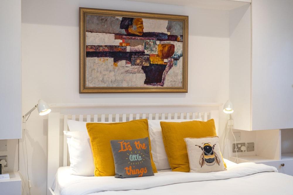 JOIVY Charming House in Kensington - Tap to explore photos