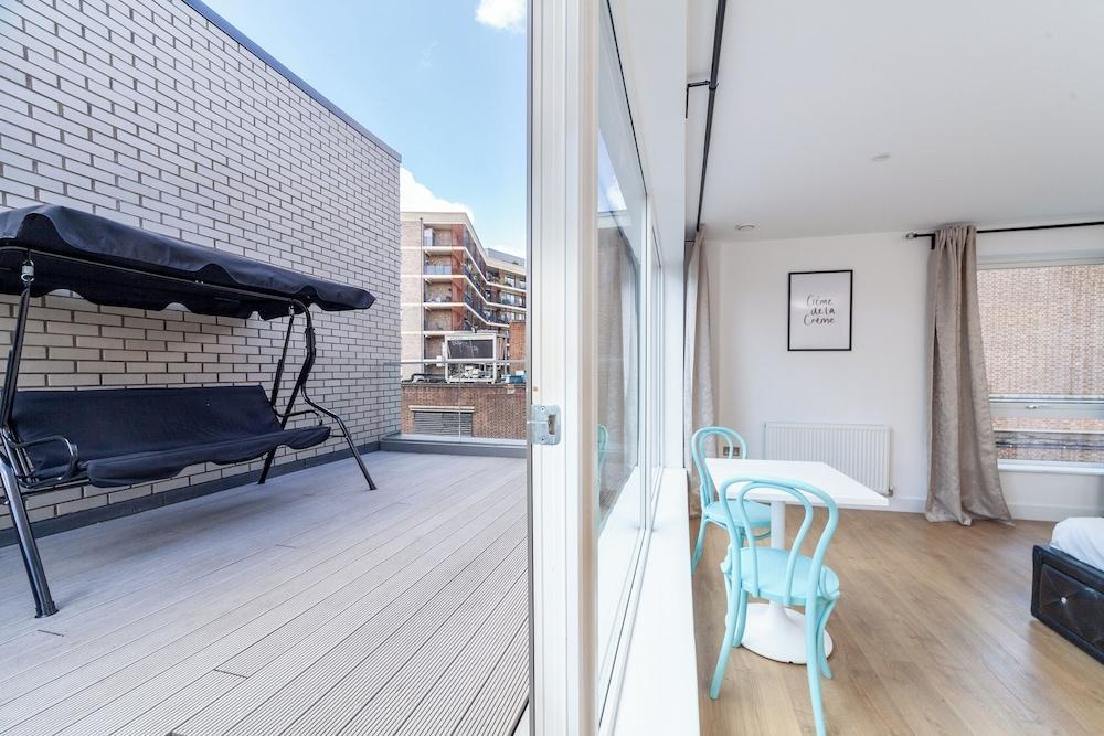 Stunning 5 Bedroom Retreat London - Tap to explore photos