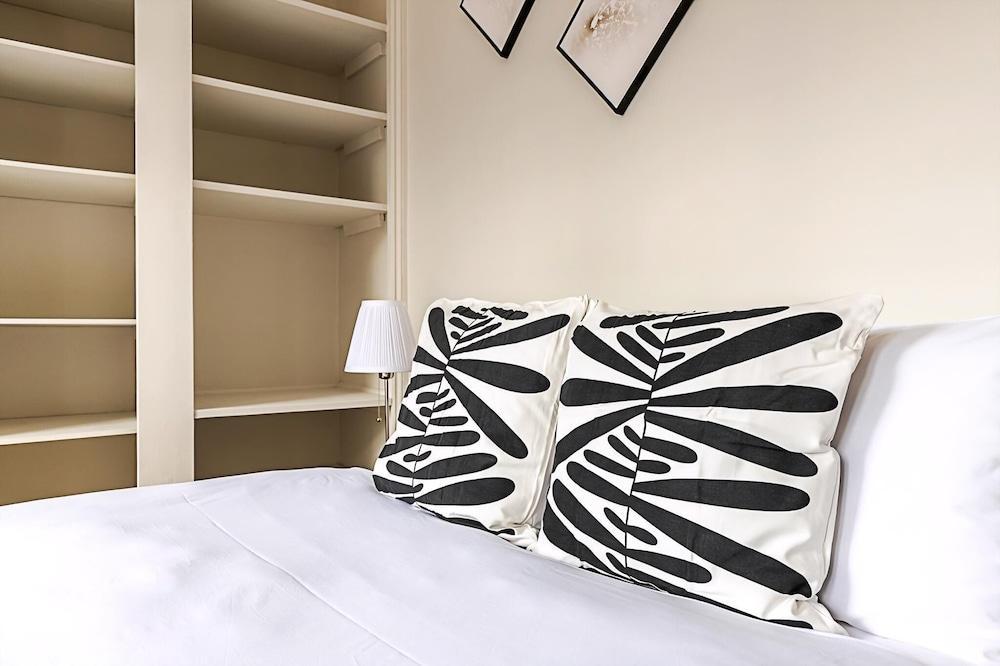 Notting Hill Charm Apartment - Tap to explore photos