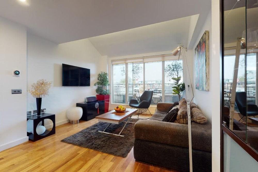 Short let - Penthouse Apartment With West-facing Terrace - Tap to explore photos