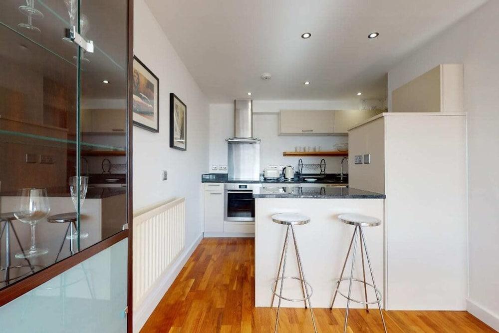 Short let - Penthouse Apartment With West-facing Terrace - Tap to explore photos