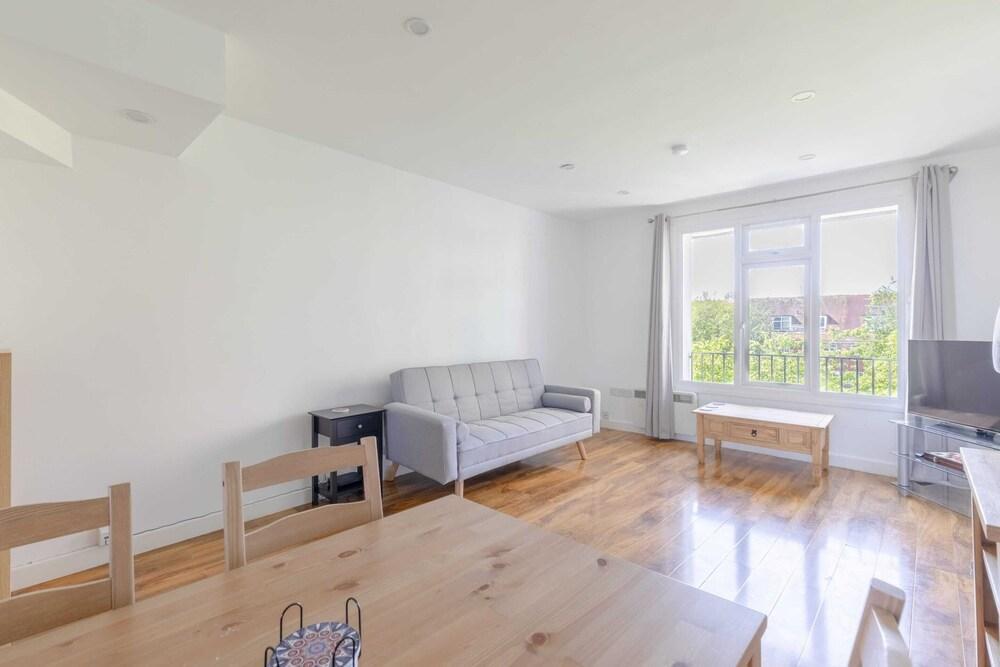 Bright 2BD Maisonette - Kennington! - Tap to explore photos