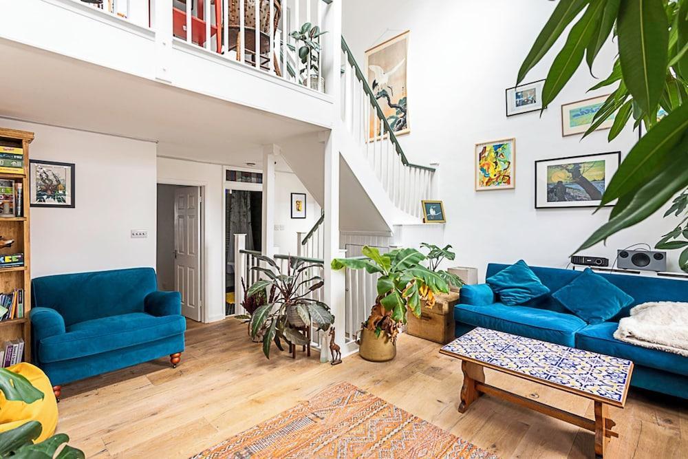 Quirky, Spacious House in the Heart of Hackney - Tap to explore photos