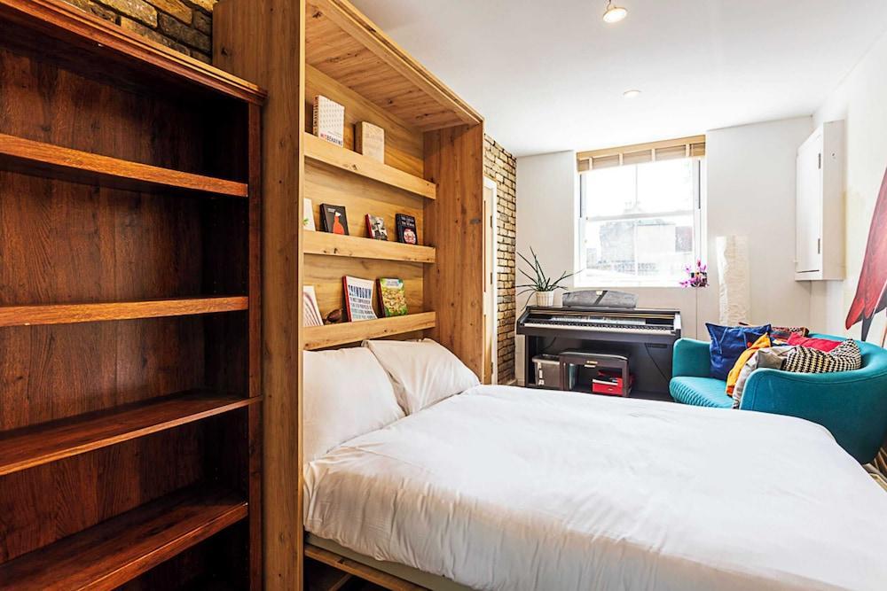 Quirky, Spacious House in the Heart of Hackney - Tap to explore photos
