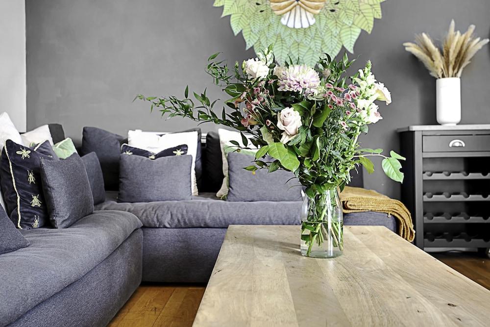 Beautiful Abode In the South West - Tap to explore photos