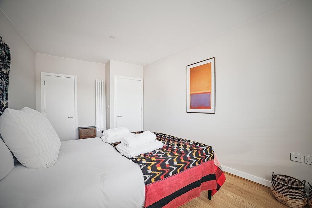 Neh2 - Sunny Shoreditch Oasis: Canal Views & Urban - Tap to explore photos