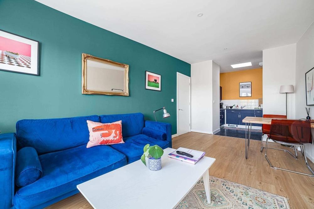 Neh2 - Sunny Shoreditch Oasis: Canal Views & Urban - Tap to explore photos