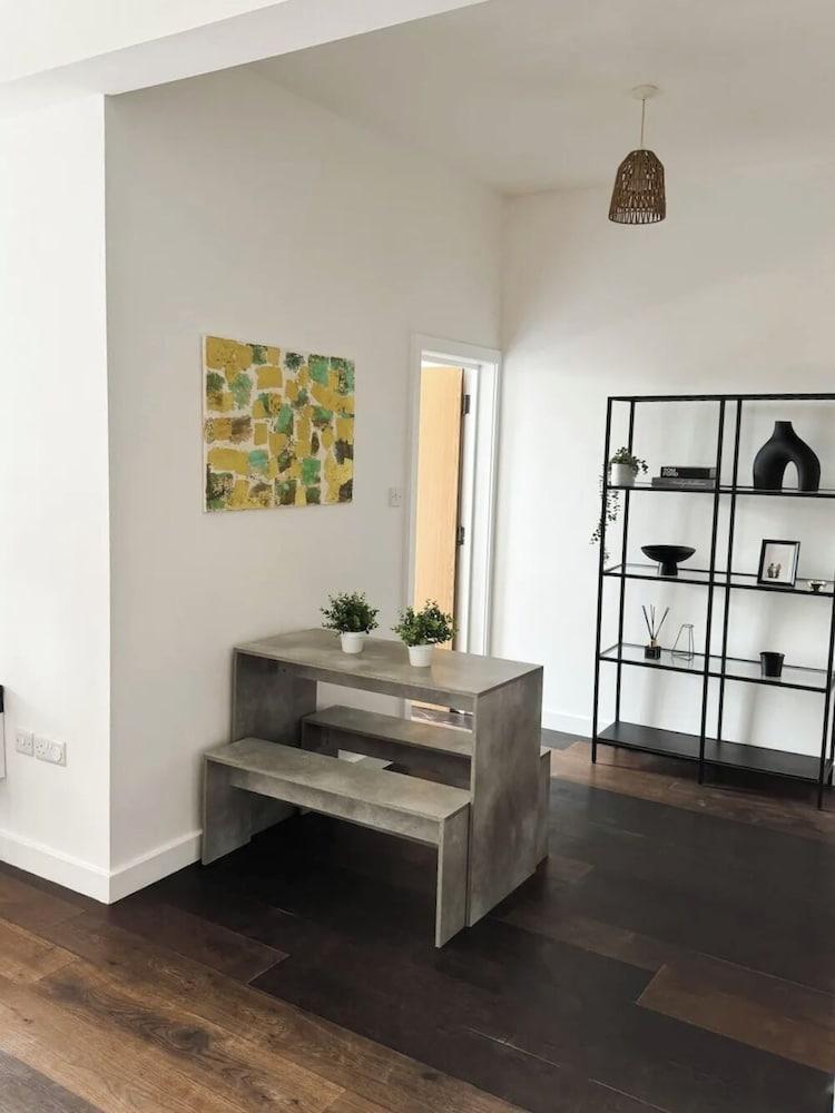London Stylish 1 Bedroom Apartment With Garden - Tap to explore photos