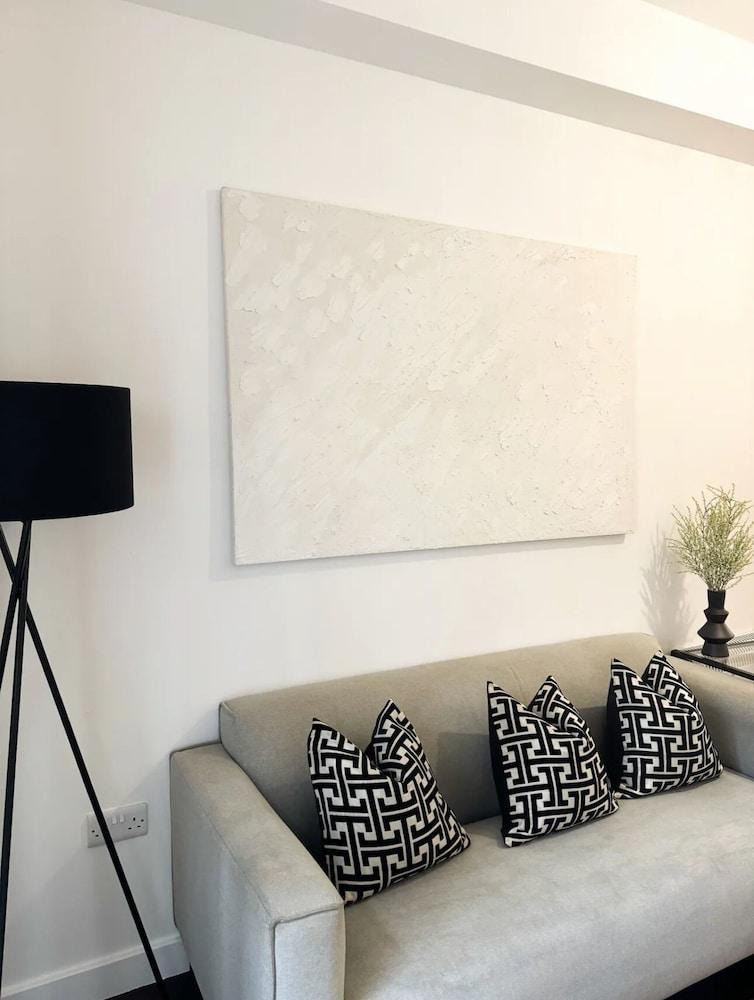 London Stylish 1 Bedroom Apartment With Garden - Tap to explore photos