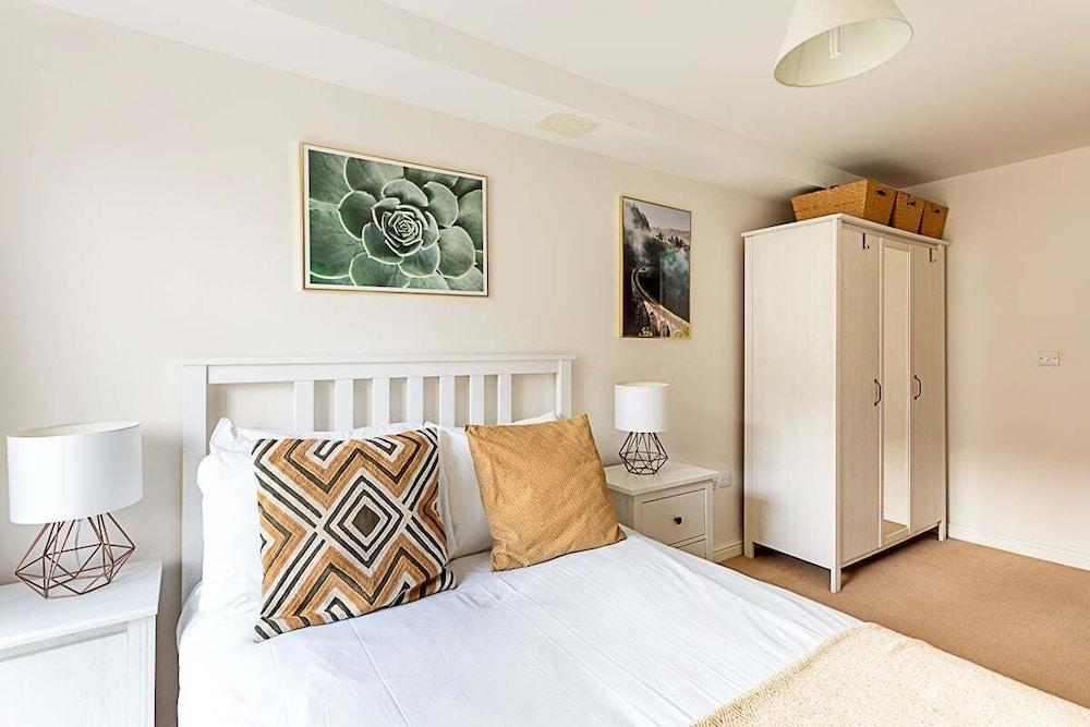 Bright Flat in Historic Whitechapel - Tap to explore photos