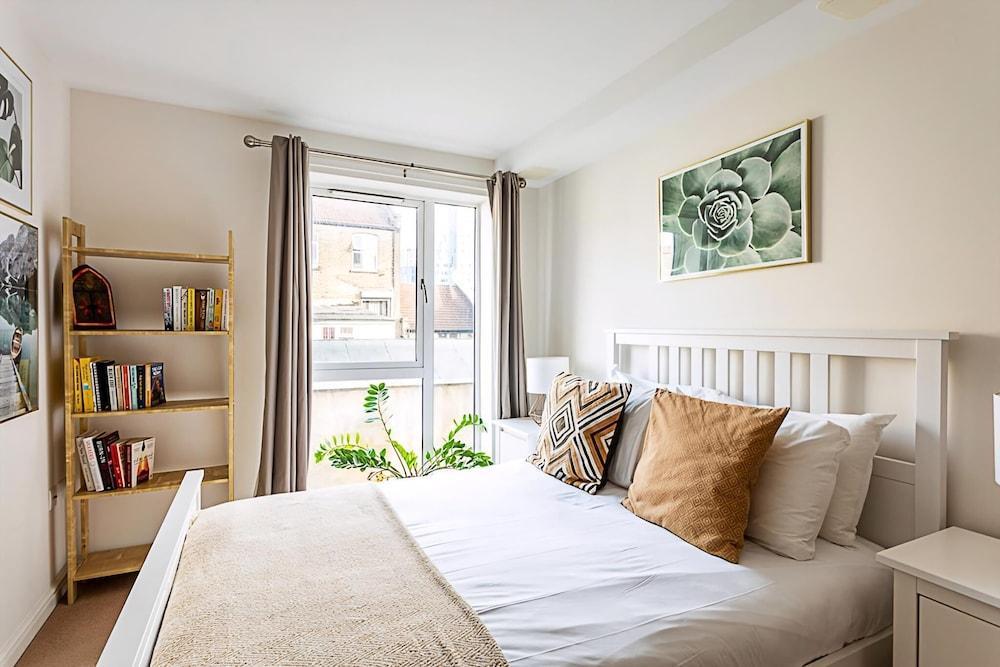 Bright Flat in Historic Whitechapel - Tap to explore photos