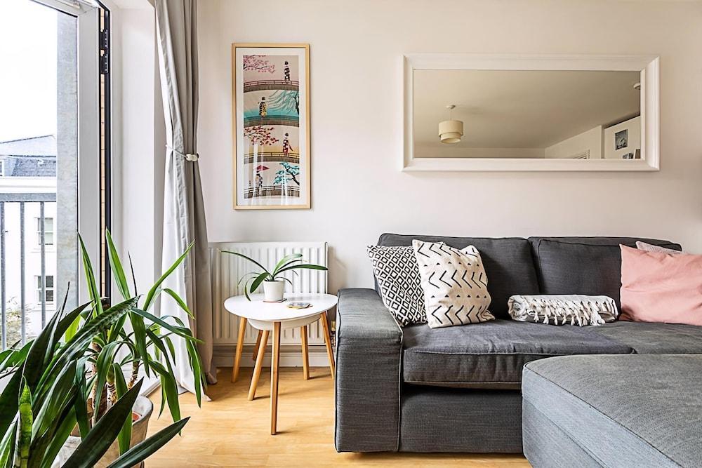 Bright Flat in Historic Whitechapel - Tap to explore photos