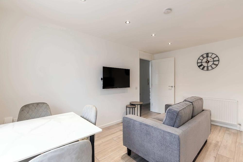 Finsbury Park Retreat: Modern Comfort - Tap to explore photos