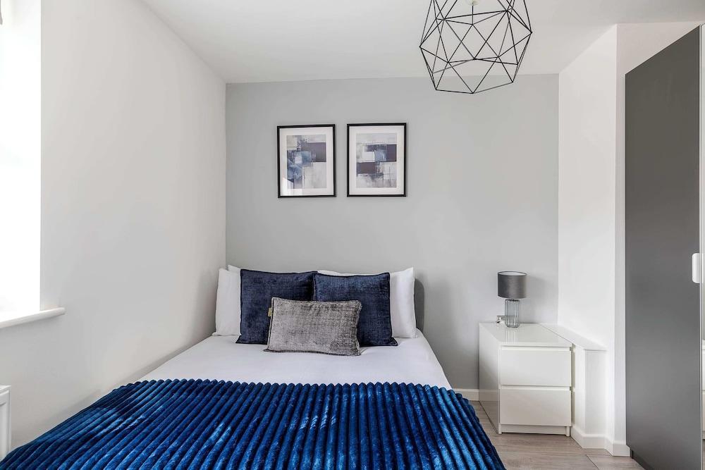 Finsbury Park Retreat: Modern Comfort - Tap to explore photos