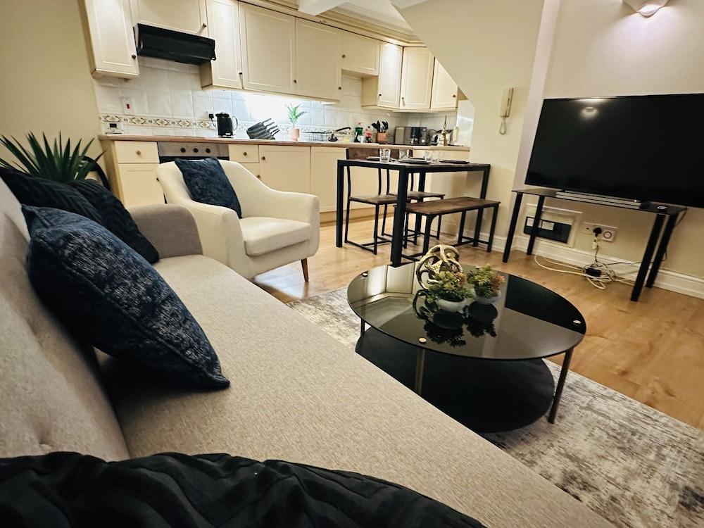 The Wimbledon Haven - 2 bed - Tap to explore photos