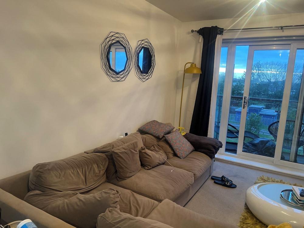 Impeccable 2-bed Apartment in Orpington - Tap to explore photos